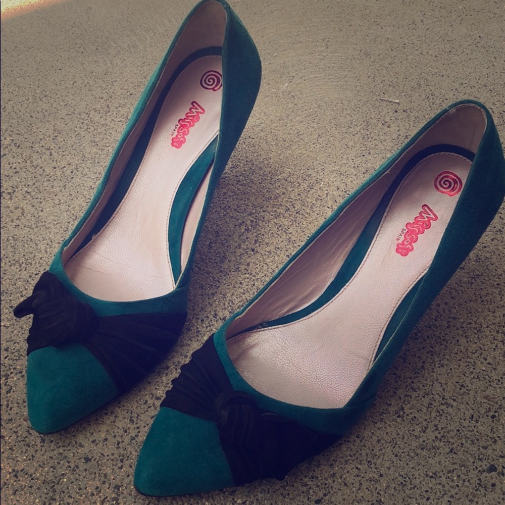 Easy walking suede pumps